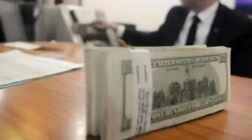 تحديثات الصرف.. استقرار سعر الدولار أمام الجنيه المصري خلال تعاملات يوم الجمعة